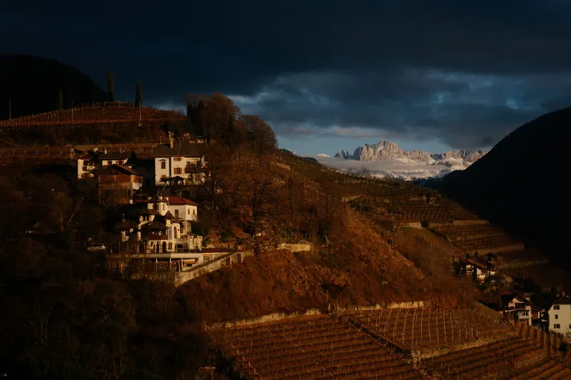 Dorf mit Häusern vor Bergkulisse