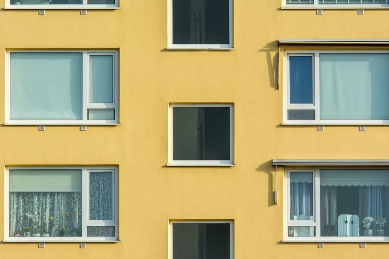 Frisch gestrichene gelbe Hausfassade