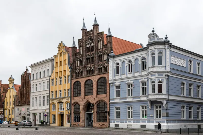 Reihenhäuser mit gestrichenen Fassaden