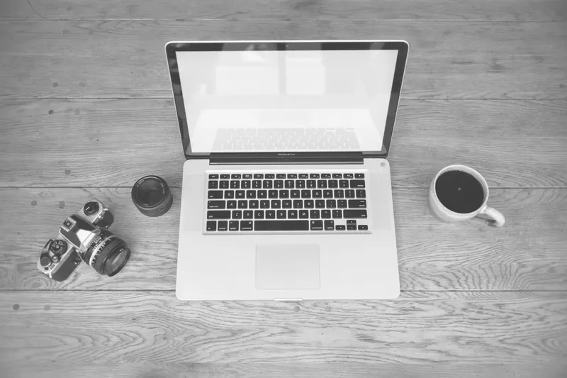 Schreibtisch mit Laptop und Farbmustern