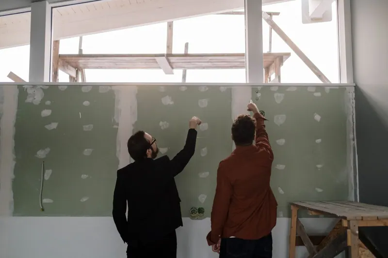 Spachtel beim Ausbessern einer Wand