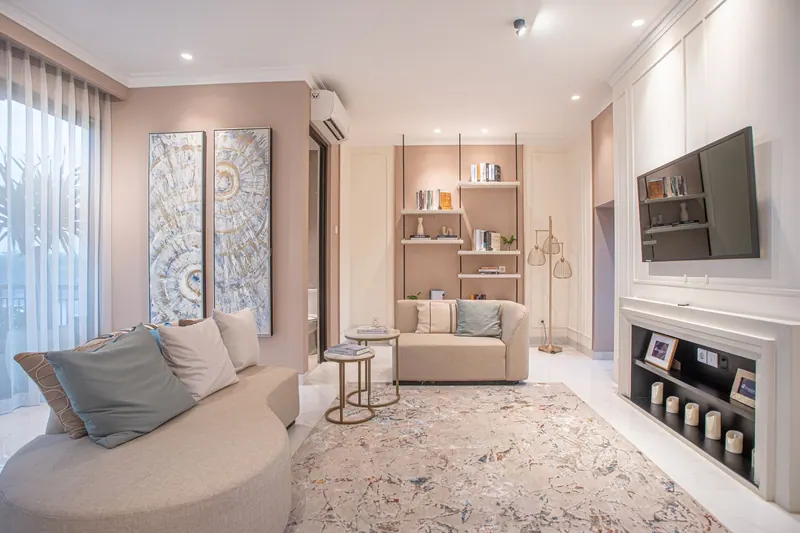 Wohnzimmer mit farbig gestrichener Wand